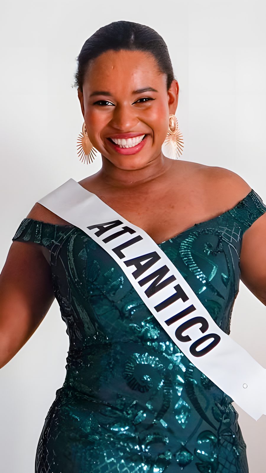 A candidate in a green gown wearing the Atlántico sash